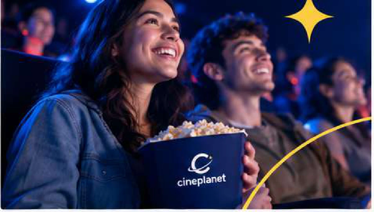 Espectadores disfrutando una película con canchita en una sala de cine
